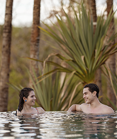 Casal aproveitando a piscina em Pirenópolis