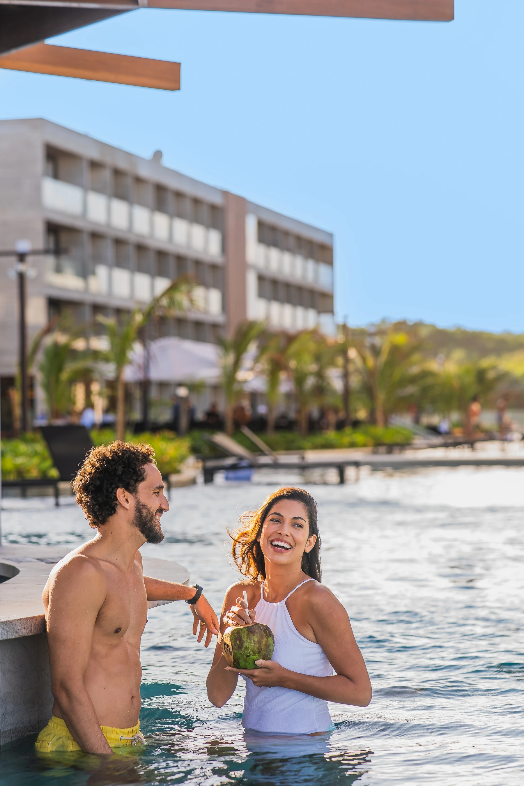 Casal aproveitando a piscina do Porto Alto