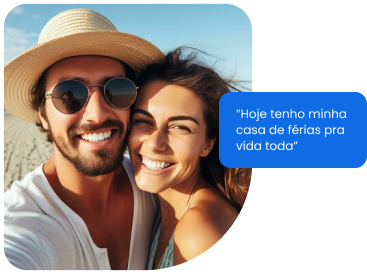 Casal sorridente na praia em um dia ensolarado. Caixa de diálogo azul com a frase 'Hoje tenho minha casa de férias pra vida toda'.