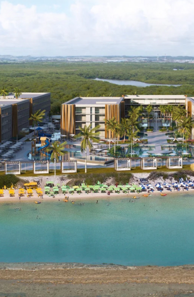 Vista aérea de um luxuoso resort à beira-mar, com edifícios modernos cercados por palmeiras e piscinas. A praia em frente ao resort tem guarda-sóis amarelos, verdes e azuis, além de diversas espreguiçadeiras à beira da água cristalina. Ao fundo, uma vasta área verde com lagoas naturais compõe a paisagem tropical.