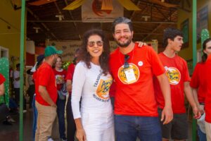 Voluntários dos Amigos do Bem sorrindo e posando para foto durante evento social no sertão.