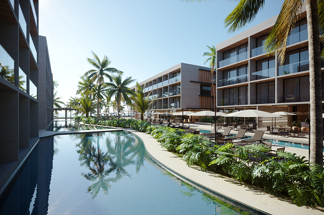 Resort de luxo à beira-mar com piscina sinuosa, espreguiçadeiras, palmeiras e arquitetura moderna.